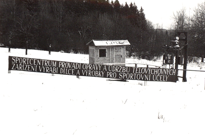 Původní vlek a první provozní bouda, která se zachovala dodnes a nyní slouží jako zázemí pro službu u horních stanic současných dvou vleků. (zdroj: archiv Ski klubu)
