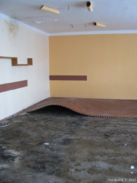 Společenská místnost se zničenou a částečně ukradenou podlahou