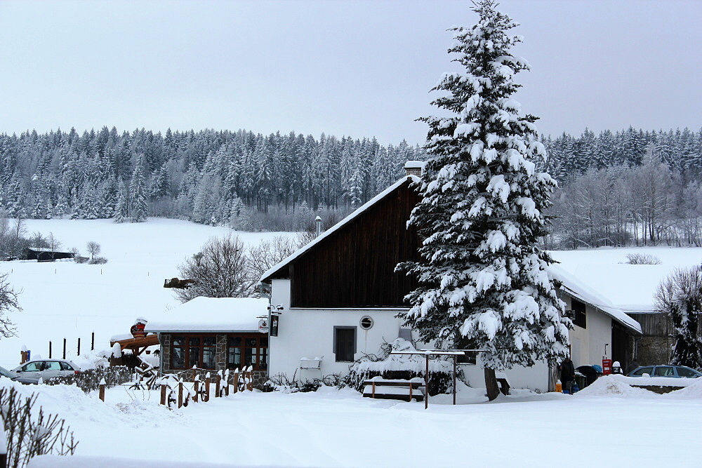 Idylický zimní pohled střídá v létě barevná veselost zaplněných kempů v okolí restaurace