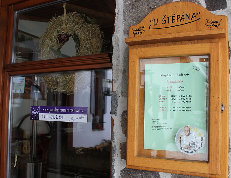 U vstupu vás vítají hvězdičky Zdeňka Pohlreicha i pozvánka na gastronomický festival s výmluvným podtitulem “Nejezte blbě!“