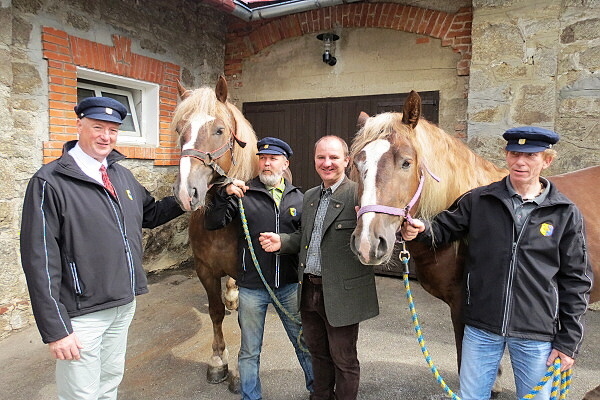 zleva miloš kratochvíle, ředitel zemského hřebčince v písku, uprostřed jiří mánek, ředitel správy npa chko šumava