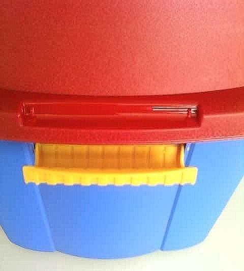 130819-nebezp-truhla-modra-uzaver-otevren