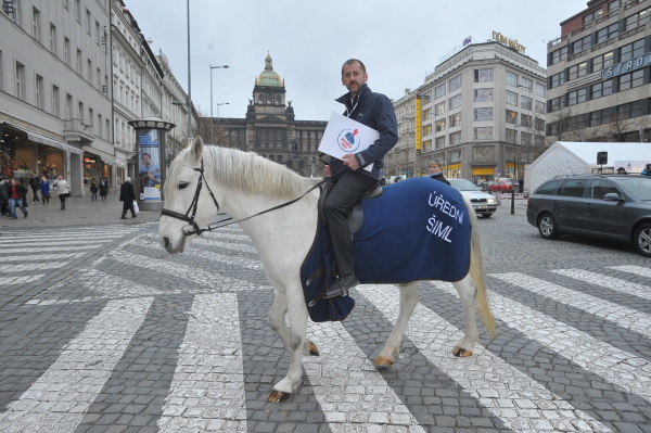 absurdity a urad vlady