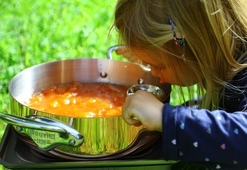 eliška ochutnává ostrovní marmošku