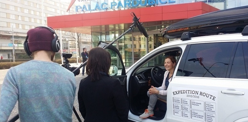 v zajetí novinářů před druhou ostrovní expedicí