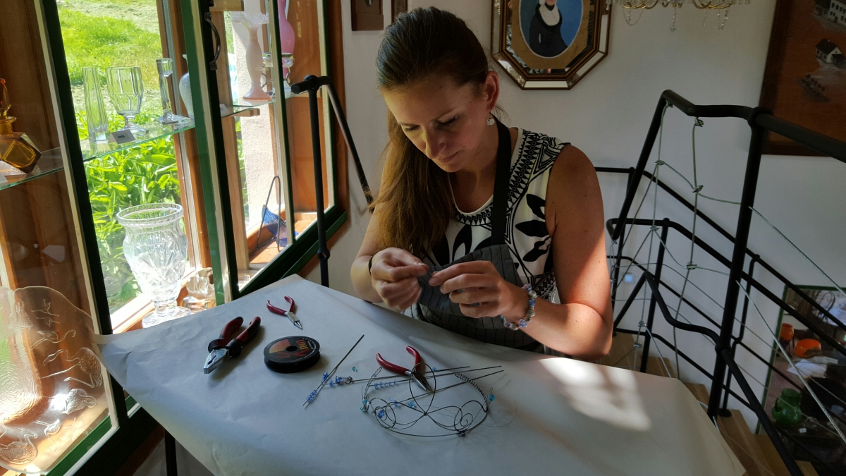 alena kyralova vyrabi korunku pro kralovnu2