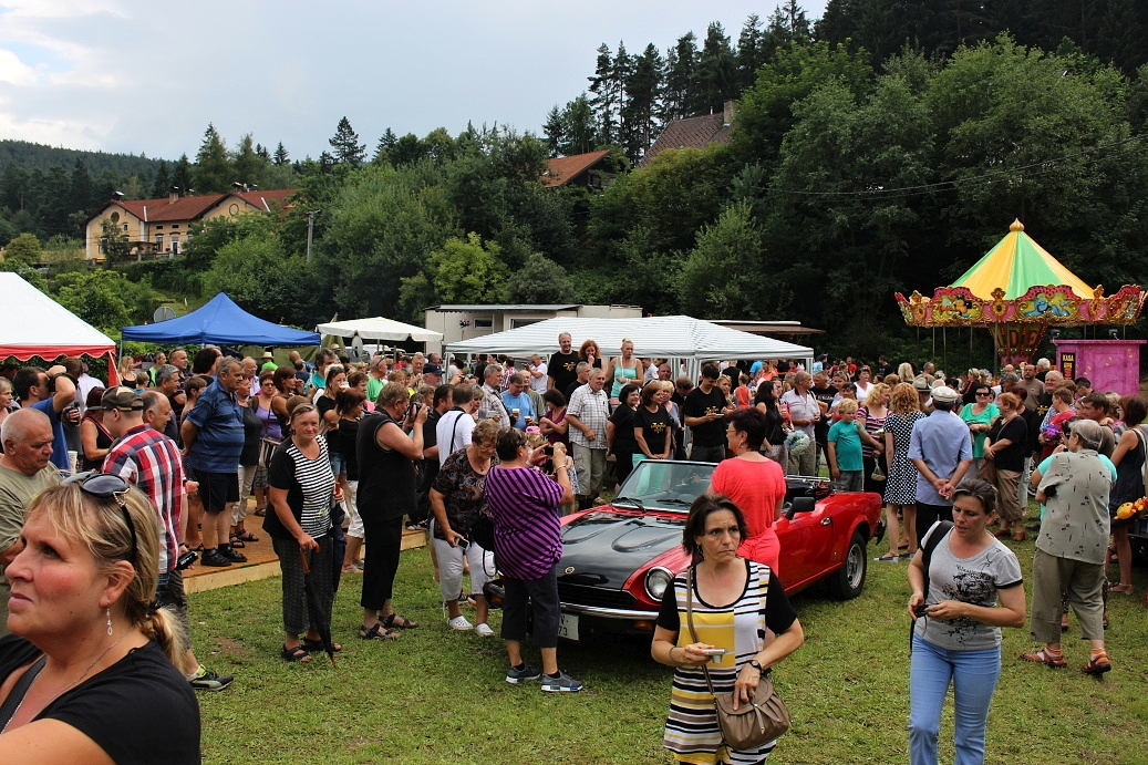 annin - sobotni korunovaci prihlizely stovky lidi - foto andrea staňková