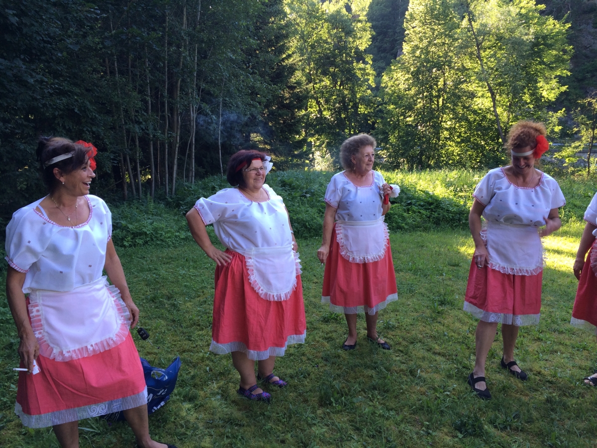 annínské ženy trénují v utajení - v lese - na zahradách2