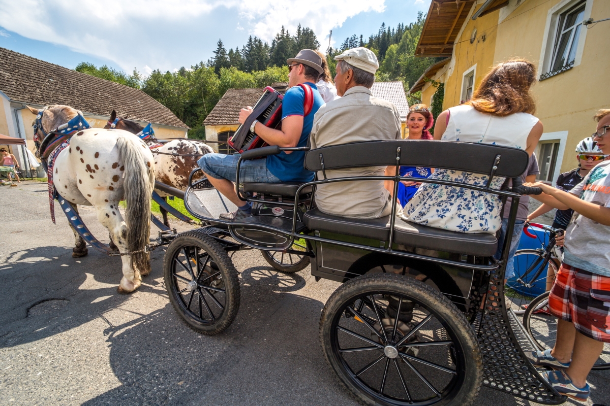 006 - 2018 - anninska pout - ve cele sklarskeho pruvod prijizdi stavajici kralovna lucie