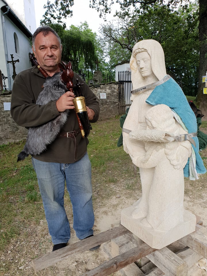 socha svate Anny pred transportem do Annina - sochar Bartolomej Sterba se uci hrat na dudy