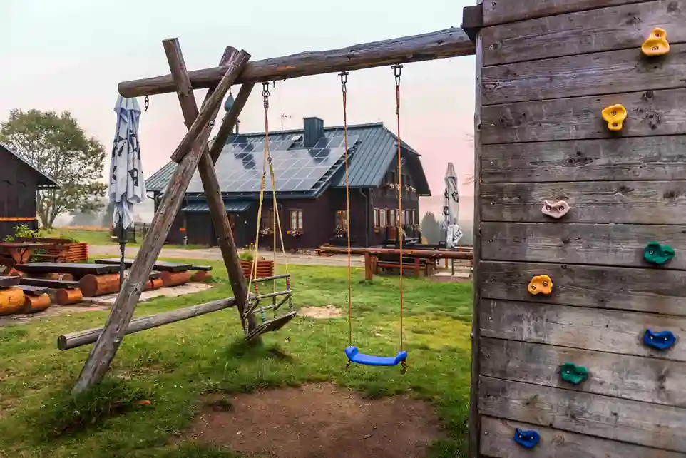 Kinderspielplatz mit Schaukeln und Kletterwand an der Hájenka