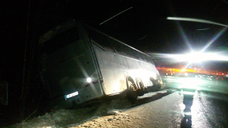 U Sušice se převrátil autobus, pět lehce zraněných