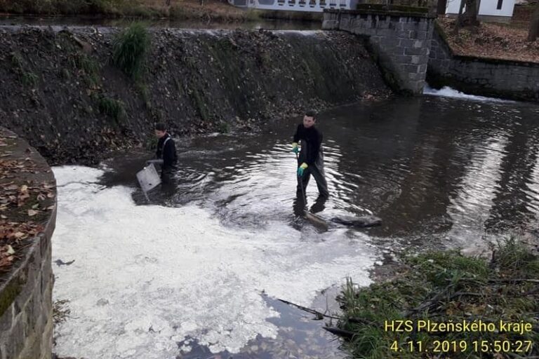 Další znečištění Drnového potoka v Klatovech