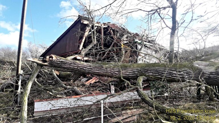 Fotky hasičů z likvidace následků bouře Sabine