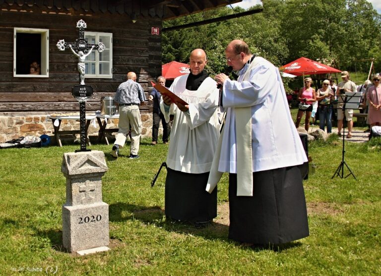 Svěcení křížku na Rovině přihlížely desítky hostů