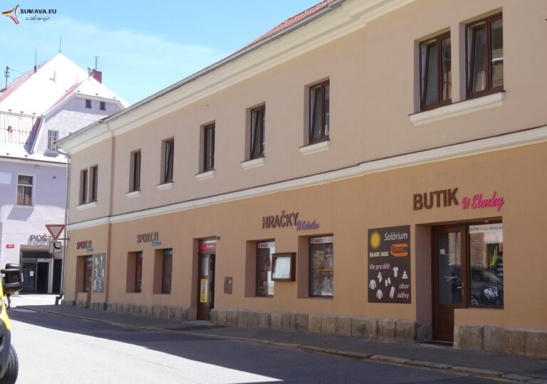 Fasádní nápisy 1.máje 108