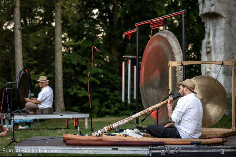Kašperk rozezní obří gong a didgeridoo