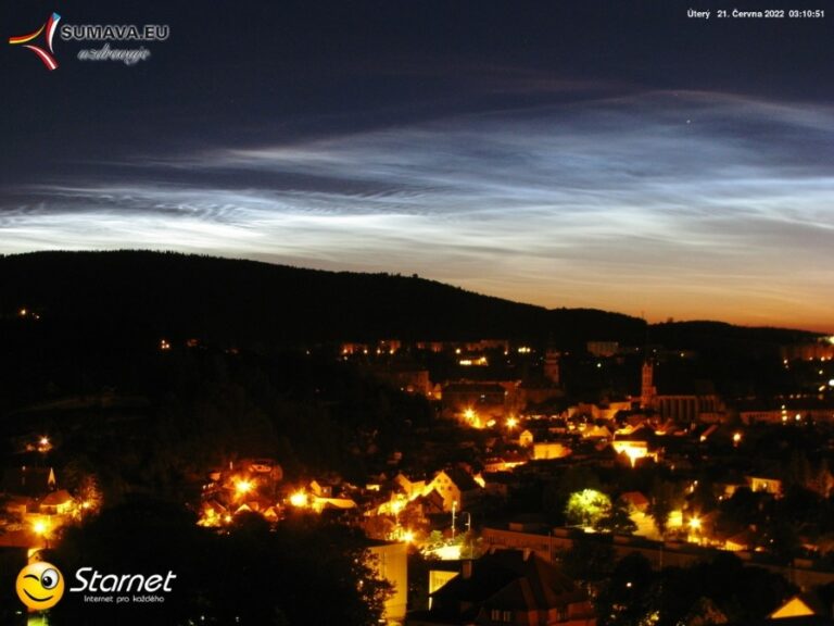 Výrazná noční svítící oblaka i nad Šumavou