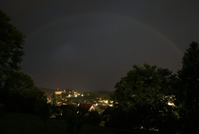 Nejen za bílého dne lze spatřit duhu