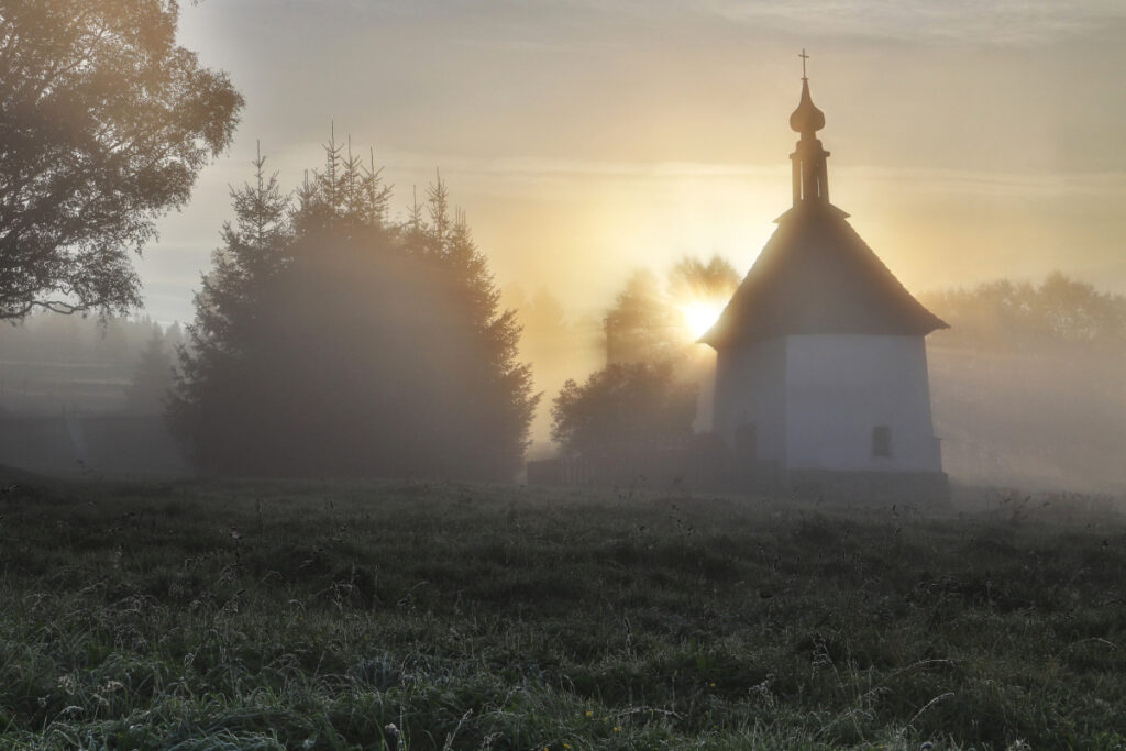 🌫 Kaple na Šindlově v ranní mlze