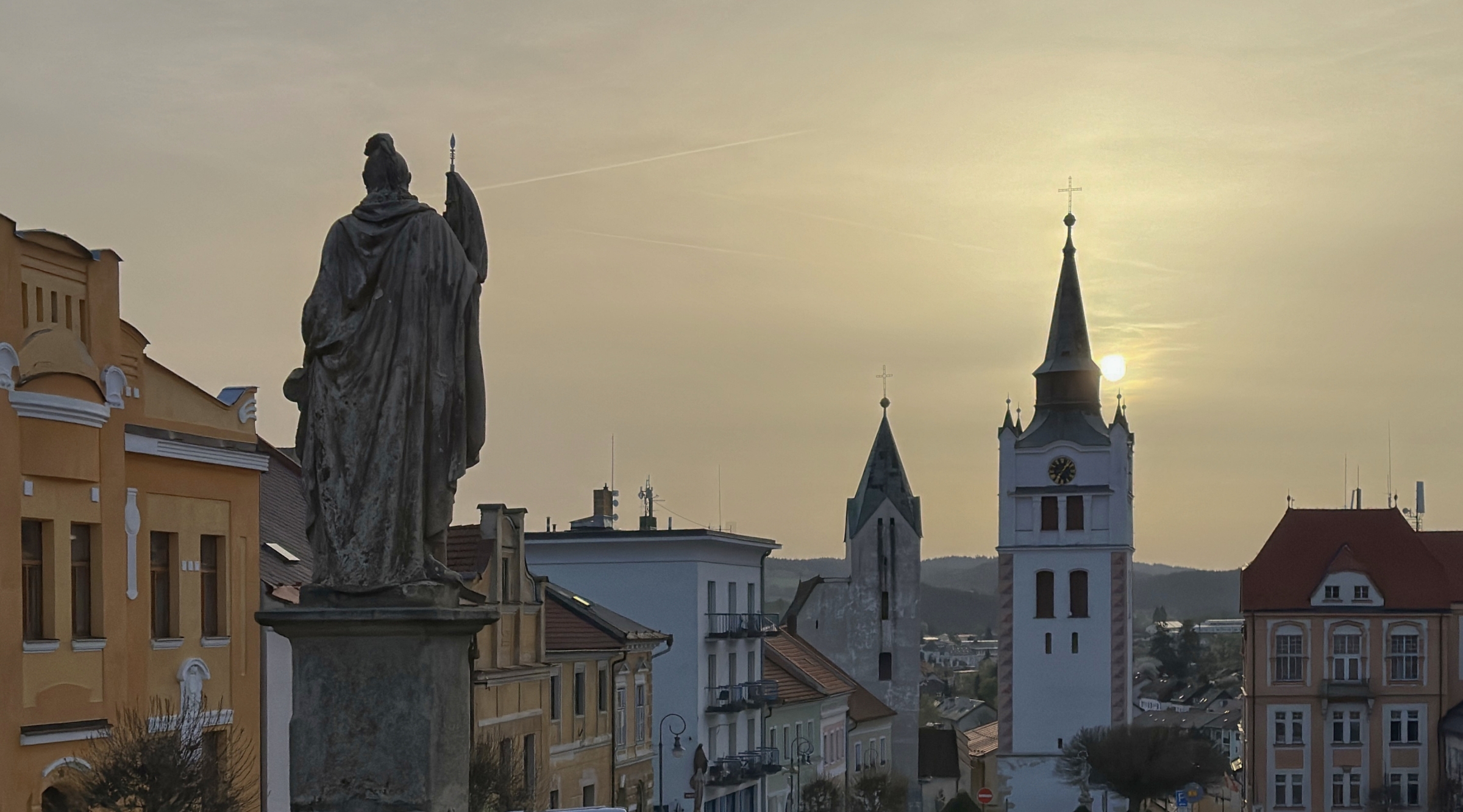 Věž vimperského kostela proti rannímu slunci