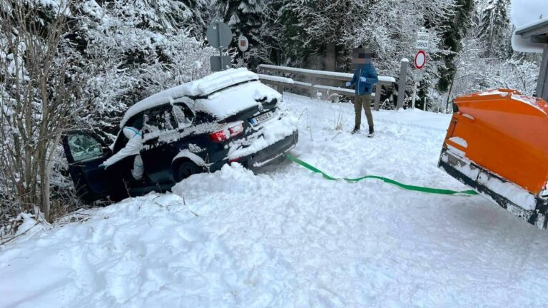 Luxusní SUV potopené v potoce