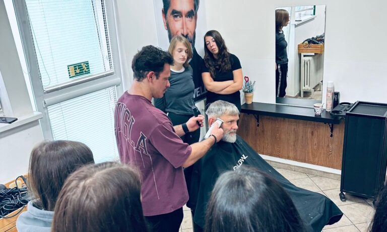 Moderní pánský holič – barber