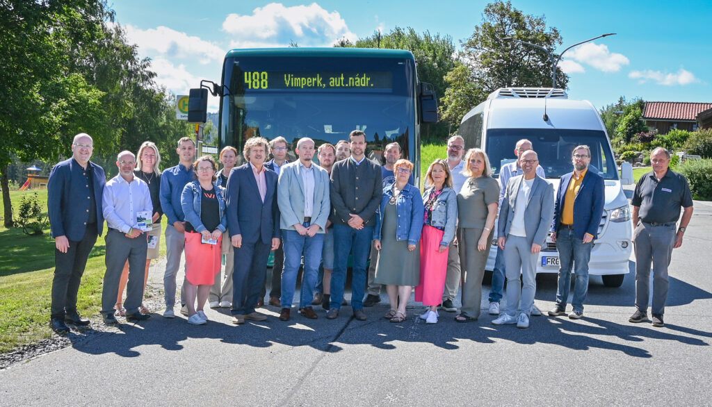 Nová přeshraniční autobusová linka spojuje jižní Čechy s okresem Freyung-Grafenau (2026)