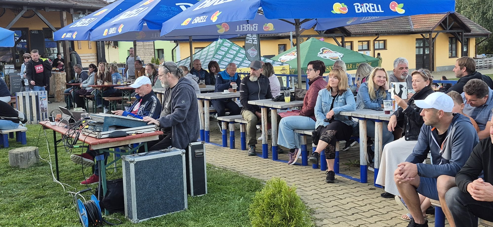 Publikum a zvukaři u podvečerního koncertu