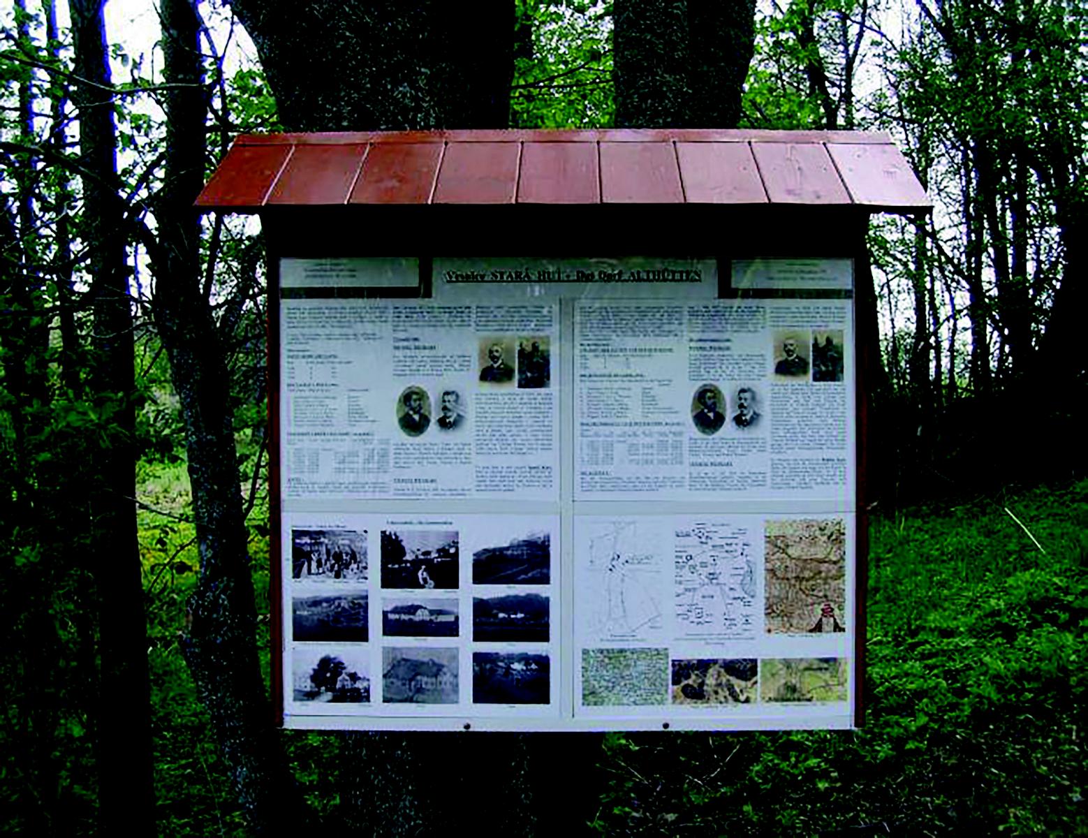 Informační tabule na místě připomíná minulost opuštěné vsi.