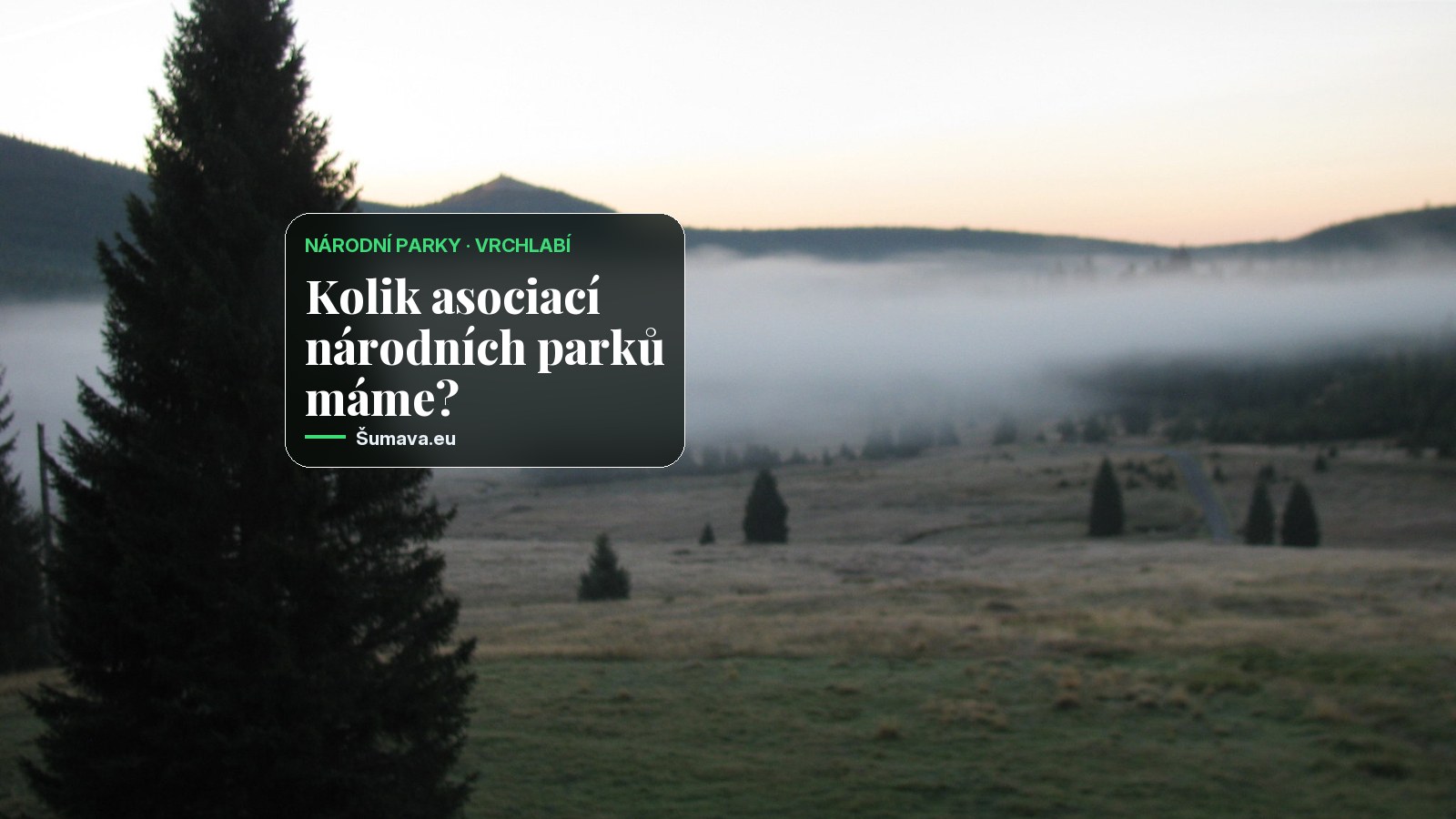 Ranní mlha v údolí pod Luzným, pohled od Březníku v Národním parku Šumava