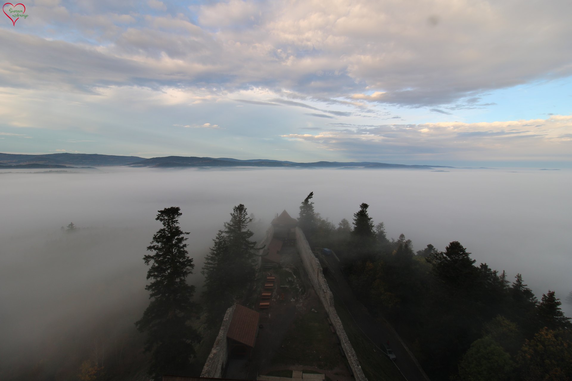 Kašperk 8:10: hrad v mlze