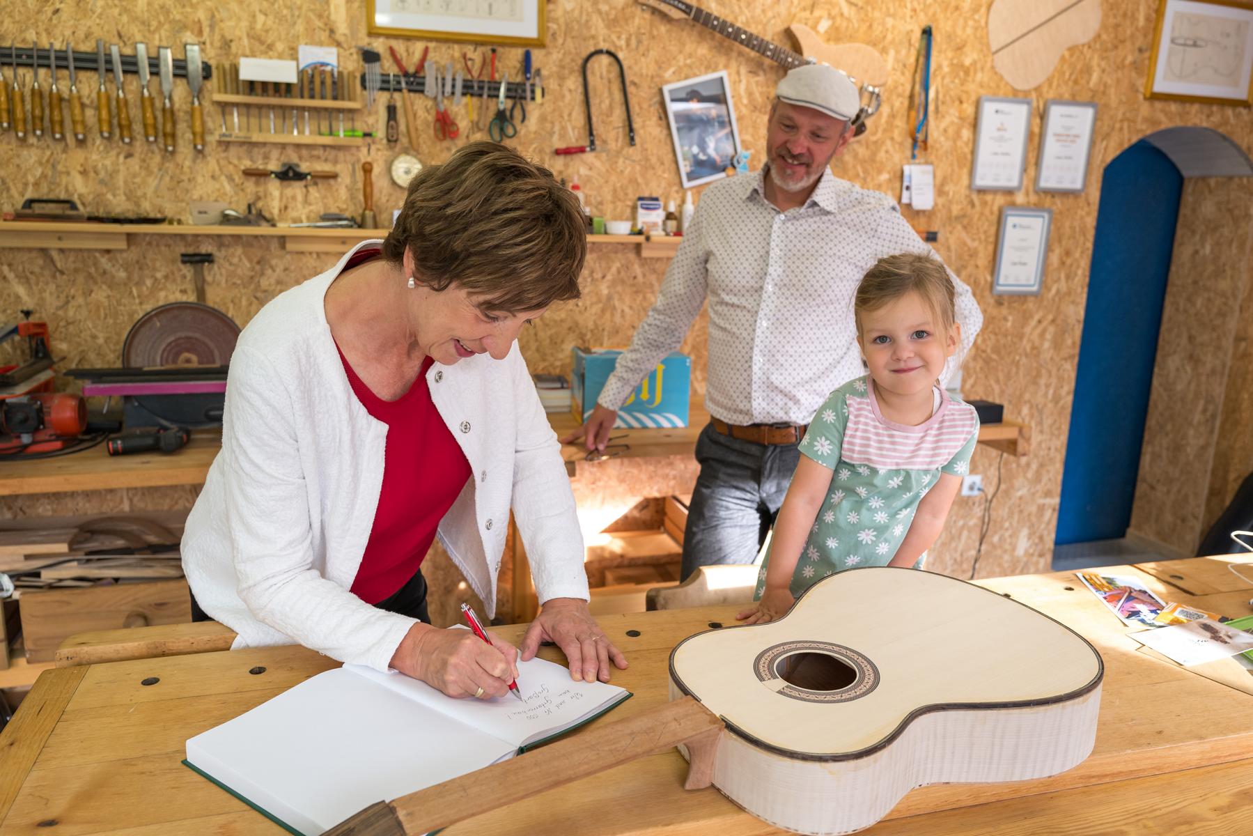 Maria Seewald se zapisuje do knihy pomocníků