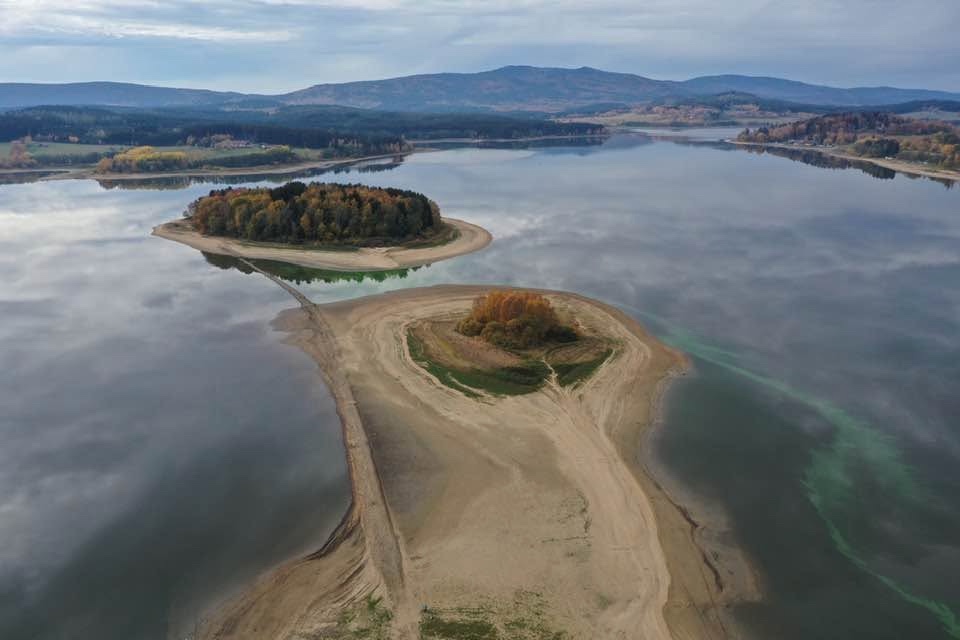 Ostrovy Tajvan a Hurka na Lipně z dronu, kolem obnažené písčité dno