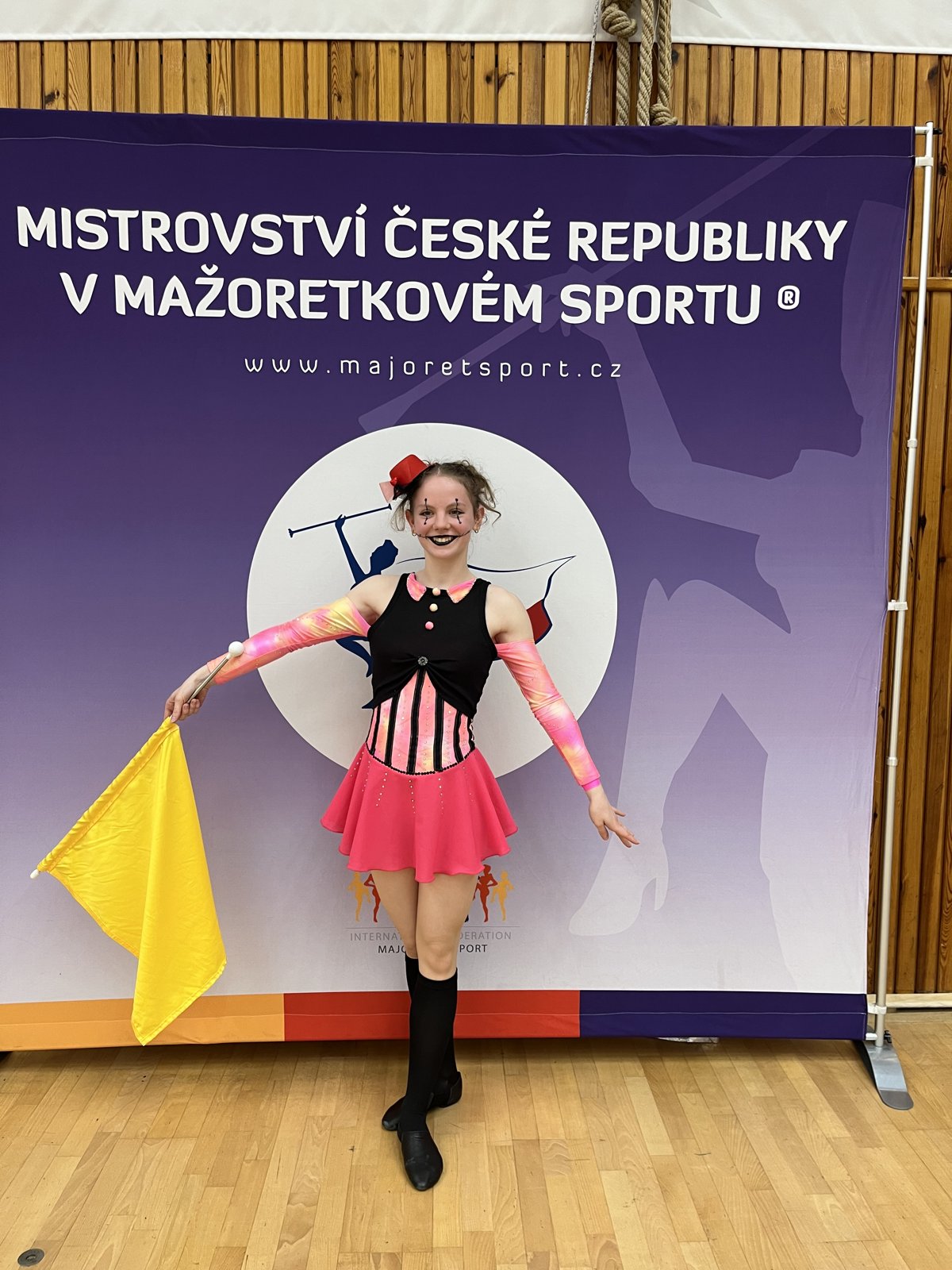 Mažoretka s vlajkou