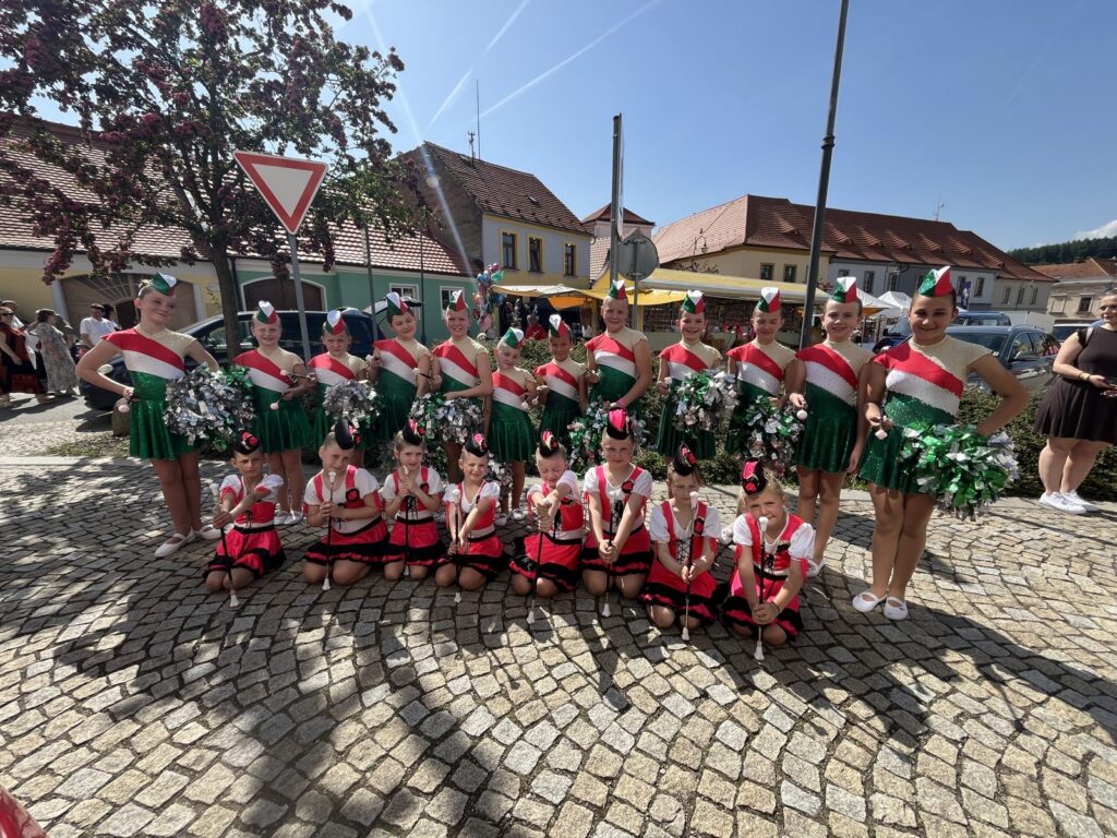 Skupinové foto mažoretek s pompony na náměstí