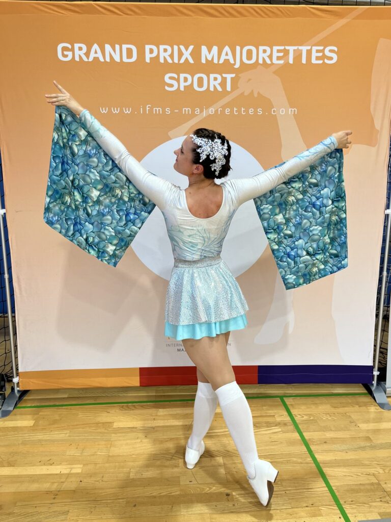 Sólistka před stěnou Grand Prix Majorettes Sport