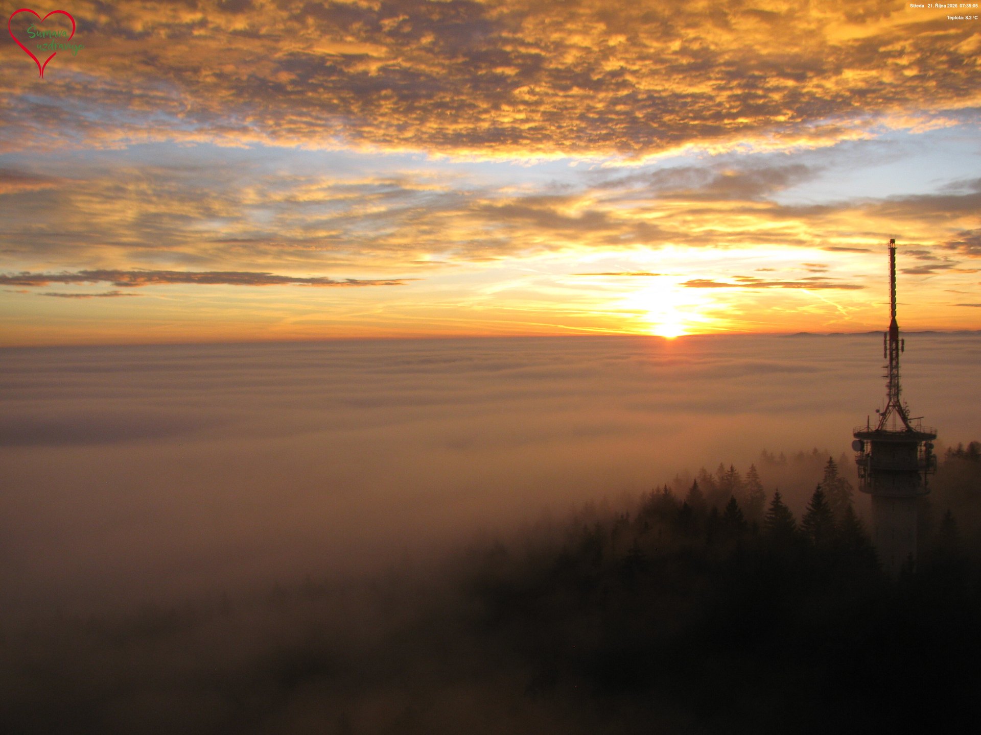 Svatobor 7:35: východ slunce nad mořem mlhy