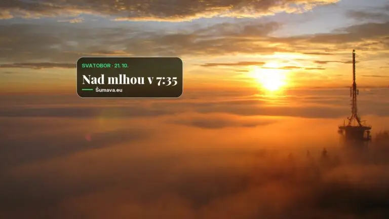 Slunce nad mořem mlhy: středeční ráno na Svatoboru