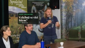 Vlci se lidem vyhýbají a jeleni kvůli nim mění chování: tři roky výzkumu na Šumavě a v Bavorském lese mají výsledky